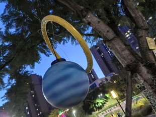 城市夜景中的独特环形装饰
