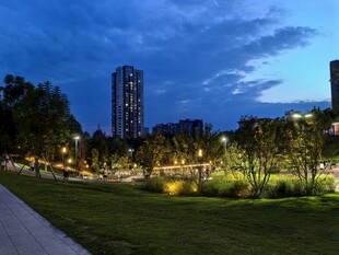 城市公园黄昏美景