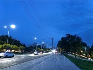 夜幕下的城市道路景象