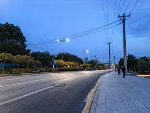 黄昏时的城市街道景象