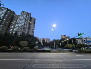 城市道路旁的高层住宅区