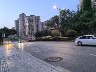 城市街道傍晚行车景象