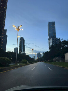 城市道路上的开阔天际线