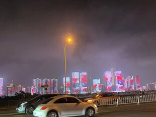 城市夜景中的绚丽灯光秀