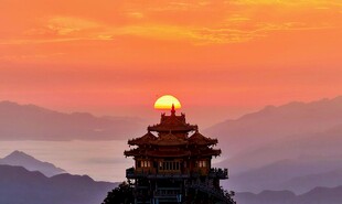 日出时的巍峨古塔