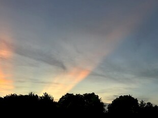 日落时分的绚烂天空
