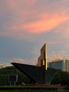 黄昏下的独特建筑景观