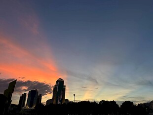 城市黄昏天空绚丽美景