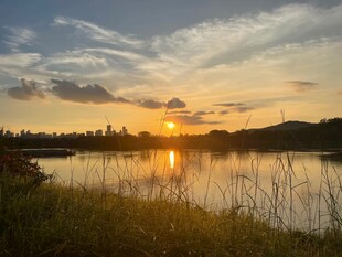 湖畔日落美景