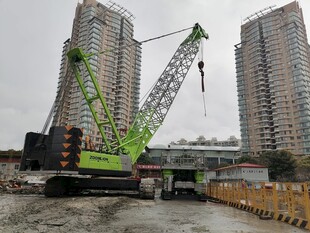 城市工地中的绿色起重机