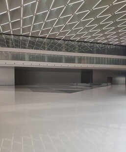 现代空旷室内建筑空间
