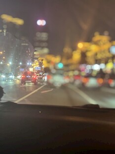 车内视角的城市夜景