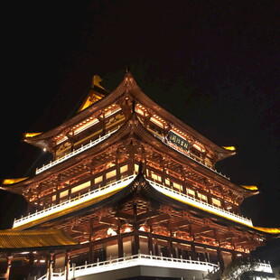 夜晚中式古建筑塔楼景观