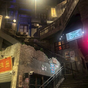 复古风酒吧内景灯光氛围