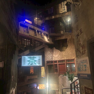 古巷夜景中的店铺与招牌