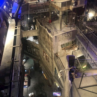 工业风建筑内部俯瞰景象