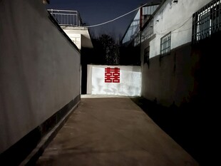 小巷中的中式红门景象