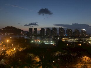 城市黄昏夜景俯瞰图