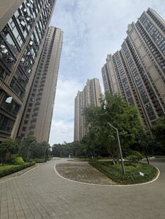 城市住宅区的宽阔道路景观