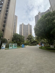 小区内开阔的休闲空间