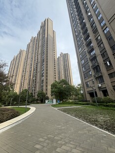 城市住宅区的宽阔道路