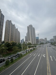 城市道路旁的高楼景观