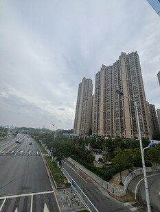 城市高楼与道路景观
