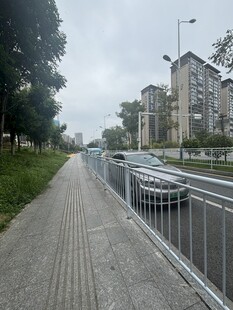 城市中带护栏的人行道