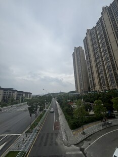 城市街道旁的高层住宅区