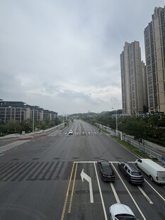 城市宽阔道路与高楼景象