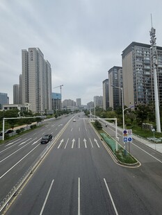城市宽阔道路与高楼景观