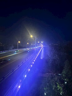 夜间公路蓝灯光璀璨景象