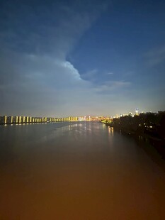 夜幕下的江边美丽景致