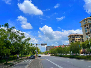 城市开阔道路与蓝天白云