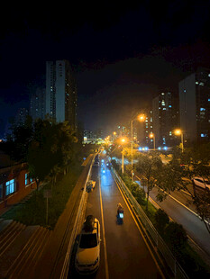 城市夜晚道路车辆灯光景