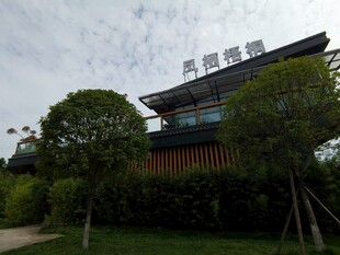 中式古建筑绿树环绕