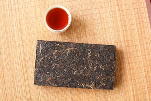古朴茶砖与一杯茶汤
