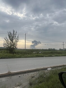 黄昏下的空旷道路景色
