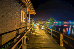 夜晚湖畔木质栈道美景