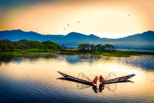 湖光山色中双人泛舟美景