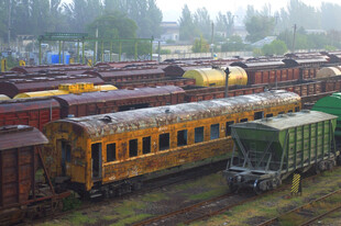 废旧火车车厢停放场景