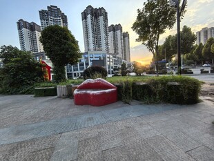 城市街头的创意红唇雕塑