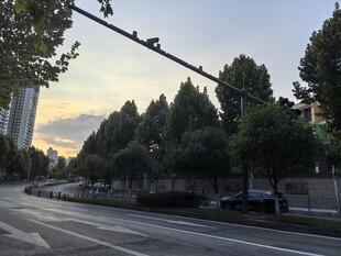 黄昏时分的城市道路风景