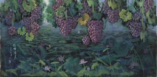 葡萄藤下的丰收景象