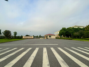 宽阔马路的人行横道场景