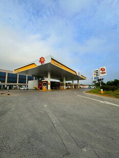 现代化加油站外观