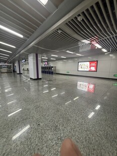 空旷地铁站内的地面景象