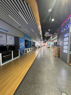 宽敞明亮的室内商业走廊