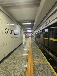 地铁站台空旷场景
