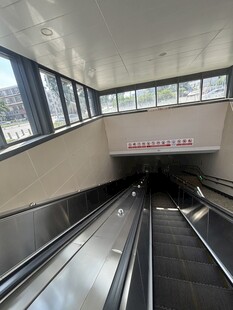 空旷自动扶梯通道